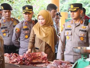 Warga Bengkalis Rebutan Daging Ilegal di TPA, Ada yang Dijual Lagi