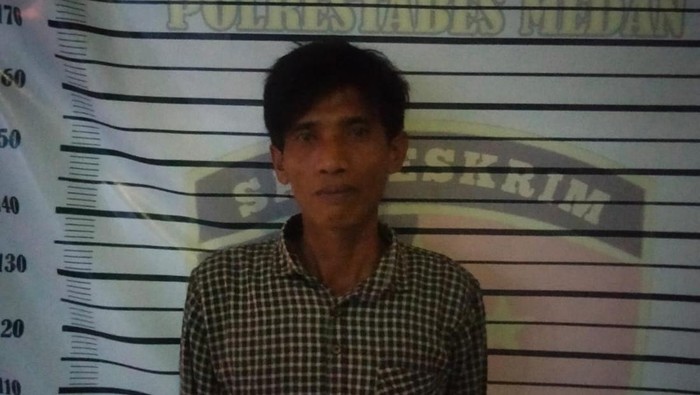 Foto: Pria yang meminta uang retribusi jalan kepada warga di Kecamatan Sunggal, Deli Serdang ditangkap. (Istimewa)