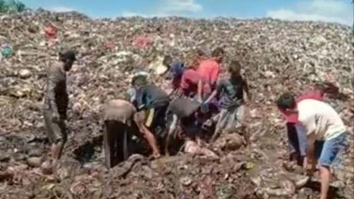 Foto: Warga beramai-ramai mengambil daging di TPA yang telah ditimbun. (Istimewa)