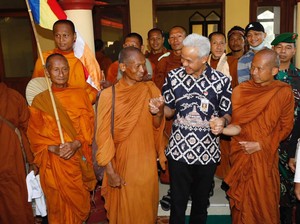 Momen Ganjar Sapa 32 Biksu Thudong di Musala: Cermin Keramahan Indonesia