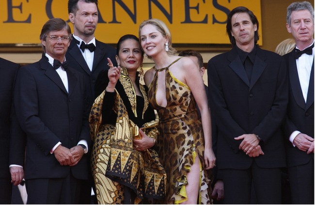 Christine Hakim mengungkapkan, Sharon Stone sempat mengira dirinya seorang penjual batik. Meski mendapat pujian, penampilannya justru mendapat kritik dari media di Indonesia. Itu kan aneh sekali. Terbukti bangsa kita saat itu belum bisa menghargai kebudayaannya sendiri, kata aktris yang sempat bikin heboh setelah tampil di serial HBO ‘The Last of Us’ itu. (Foto: J. Vespa/WireImage)