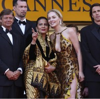 Christine Hakim mengungkapkan, Sharon Stone sempat mengira dirinya seorang penjual batik. Meski mendapat pujian, penampilannya justru mendapat kritik dari media di Indonesia. Itu kan aneh sekali. Terbukti bangsa kita saat itu belum bisa menghargai kebudayaannya sendiri, kata aktris yang sempat bikin heboh setelah tampil di serial HBO ‘The Last of Us’ itu. (Foto: J. Vespa/WireImage)