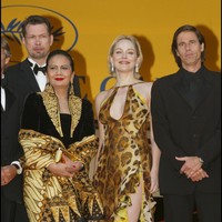 Christine Hakim kemudian memadukan kebaya tersebut dengan kain batik karya maestro Iwan Tirta. Tidak ketinggalan selendang senada dengan aksen motif parang rusak. (Foto: Pool BENAINOUS/DUCLOS/Gamma-Rapho via Getty Images)