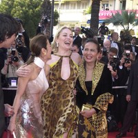 Sorotan sempat tertuju pada Raline Shah lantaran memakai kebaya di karpet merah Cannes Film Festival 2023. Namun, ia bukan yang pertama karena aktris senior Christine Hakim sudah melakukannya jauh sebelum Raline, tepatnya pada 2002. (Foto: Toni Anne Barson Archive/WireImage)