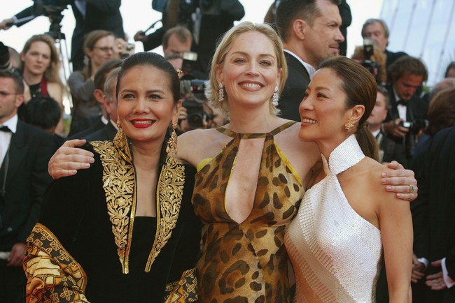 Kebaya hitam beludu khas keraton menjadi andalannya. Bordiran pada bagian kerah sukses menonjolkan aura kemewahan. (Foto: Pascal Le Segretain/Getty Images)