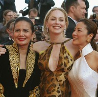 Kebaya hitam beludu khas keraton menjadi andalannya. Bordiran pada bagian kerah sukses menonjolkan aura kemewahan. (Foto: Pascal Le Segretain/Getty Images)