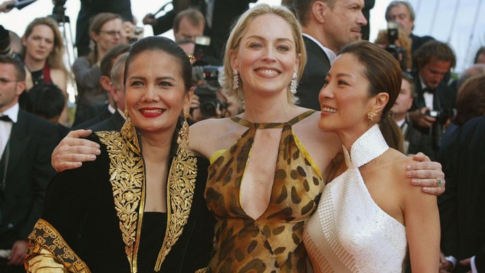 Gaya Christine Hakim di Cannes Film Festival 2002 405407 06: (L to R) Actresses Christine Hakim, Sharon Stone and Michele Yeoh pose for photographers as they arrive for the opening ceremony of the 55th International Cannes Film Festival May 15, 2002 in Cannes, France. Twenty-two films are in competition for the Palme dOr at the film jamboree on the French Riviera which begins with the out-of-competition screening of American director Woody Allens movie