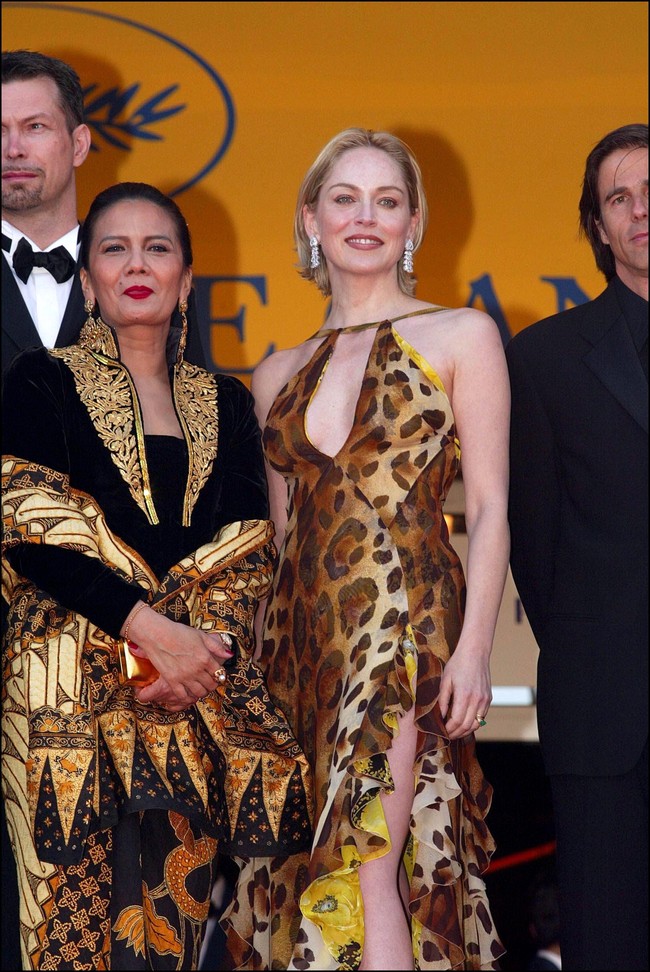 Saat menghadiri ‘Tribute to Iwan Tirta: Unveiling the Untold Stories di Museum Tekstil Jakarta pada 2013 lalu, ia sempat mengenang lagi penampilannya di Cannes 2002. Sharon Stone disebut sampai terpukau dan tertarik untuk membeli batik. (Foto: Pool BENAINOUS/DUCLOS/Gamma-Rapho via Getty Images)