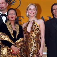 Saat menghadiri ‘Tribute to Iwan Tirta: Unveiling the Untold Stories di Museum Tekstil Jakarta pada 2013 lalu, ia sempat mengenang lagi penampilannya di Cannes 2002. Sharon Stone disebut sampai terpukau dan tertarik untuk membeli batik. (Foto: Pool BENAINOUS/DUCLOS/Gamma-Rapho via Getty Images)