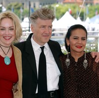 Christine Hakim disebut-sebut sebagai sineas Indonesia pertama yang menjuri di Cannes Film Festival. Sebelumnya, ia sudah pernah beberapa menghadiri festival yang digelar sejak 76 tahun lalu. Cannes 1985 menjadi yang pertama buatnya, kemudian Cannes 1989 di mana film ‘Tjoet Nja Dhien’ yang diperankannya memenang penghargaan Best International Film. Ia datang lagi pada 1999 untuk pemutaran film ‘Daun di Atas Bantal’. (Foto: Frank Micelotta/Getty Images)