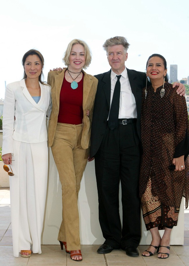 Untuk sesi foto bersama juri lain sebelum momen karpet merah Cannes 2002, Christine Hakim memakai semacam shirt dress yang dipadu dengan sarung batik. Gayanya dilengkapi anting statement bergaya etnik. (Foto: Pascal Le Segretain/Getty Images)