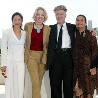 Untuk sesi foto bersama juri lain sebelum momen karpet merah Cannes 2002, Christine Hakim memakai semacam shirt dress yang dipadu dengan sarung batik. Gayanya dilengkapi anting statement bergaya etnik. (Foto: Pascal Le Segretain/Getty Images)
