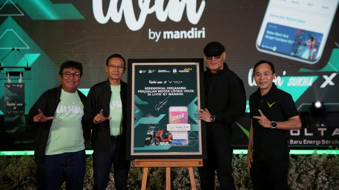 Geliat Penjualan Motor Listrik Bersubsidi (Kiri - kanan) SEVP Micro & Consumer Finance Bank Mandiri Josephus K. Triprakoso, Direktur Jaringan & Retail Banking Bank Mandiri Aquarius Rudianto, Brand Ambassador Volta Deddy Corbuzier, Direktur PT Volta Indonesia Semesta Iwan Suryaputra pada saat seremonial kerjasama penjualan motor listrik volta di Livin' by Mandiri di Jakarta, Selasa (30/5/2023).