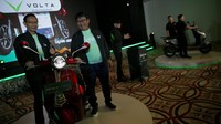Selain pembelian, kerjasama ini juga menawarkan layanan penyewaan motor listrik Volta dengan program menarik, seperti gratis sewa motlis Volta selama 2 hari bagi ojek online penyewa juga yang mendaftar sebagai pengguna baru Livin’ by Mandiri.