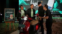 (Kiri - kanan) SEVP Micro & Consumer Finance Bank Mandiri Josephus K. Triprakoso, Direktur Jaringan & Retail Banking Bank Mandiri Aquarius Rudianto, Brand Ambassador Volta Deddy Corbuzier, Direktur PT Volta Indonesia Semesta Iwan Suryaputra pada saat seremonial kerjasama penjualan motor listrik volta di Livin by Mandiri di Jakarta, Selasa (30/5/2023). 