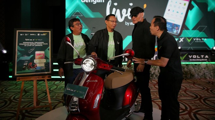 Geliat Penjualan Motor Listrik Bersubsidi (Kiri - kanan) SEVP Micro & Consumer Finance Bank Mandiri Josephus K. Triprakoso, Direktur Jaringan & Retail Banking Bank Mandiri Aquarius Rudianto, Brand Ambassador Volta Deddy Corbuzier, Direktur PT Volta Indonesia Semesta Iwan Suryaputra pada saat seremonial kerjasama penjualan motor listrik volta di Livin' by Mandiri di Jakarta, Selasa (30/5/2023).