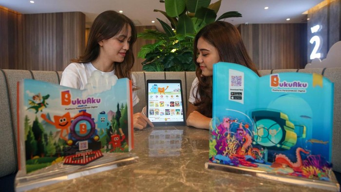 Gemar Membaca Lewat Perpustakaan Digital di Era Milenial Stephanie Riady, CEO Lumina Education
dan Catherine Mulyana, COO BukuAku menunjukkan aplikasi BukuAku di Jakarta, Selasa (30/5/2023).
