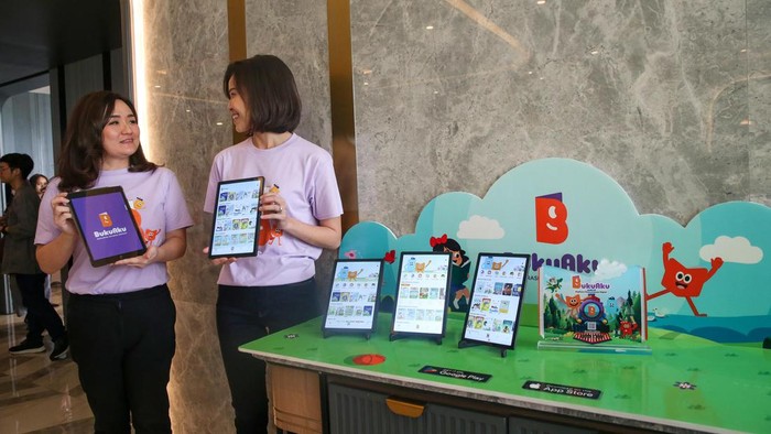 Stephanie Riady, CEO Lumina Education 


dan Catherine Mulyana, COO BukuAku menunjukkan aplikasi BukuAku di Jakarta, Selasa (30/5/2023).