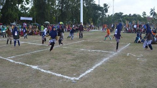 Pelajar Kulon Progo saat mengikuti festival permainan tradisional Gobak Sodor di Alun-alun Wates.