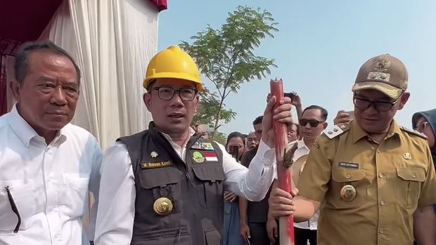 Gubernur Jawa Barat Ridwan Kamil dalam Proyek pembangunan jalan khusus truk tambang. (Tangkapan Layar Instagram @ridwankamil)