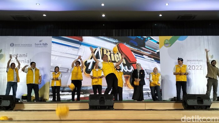 Gubernur Jawa Barat Ridwan Kamil mewisuda 4.095 petani milenial dari angkatan gelombang II di Kampus Unpad Bandung, Selasa (30/5/2023).