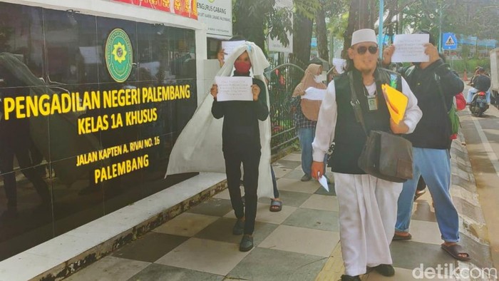 Keluarga dan kuasa hukum Rian Antoni di PN Palembang.