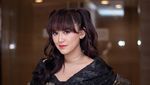 8 Gaya Happy Asmara dengan Model Poni Berbeda