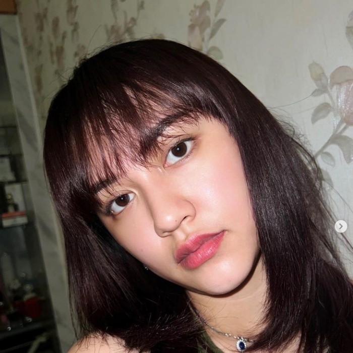 Happy Asmara merupakan salah satu penyanyi yang kerap tampil dengan poni. Seperti dikutip detikJatim dari akun Instagram pribadinya, @happy_asmara77.