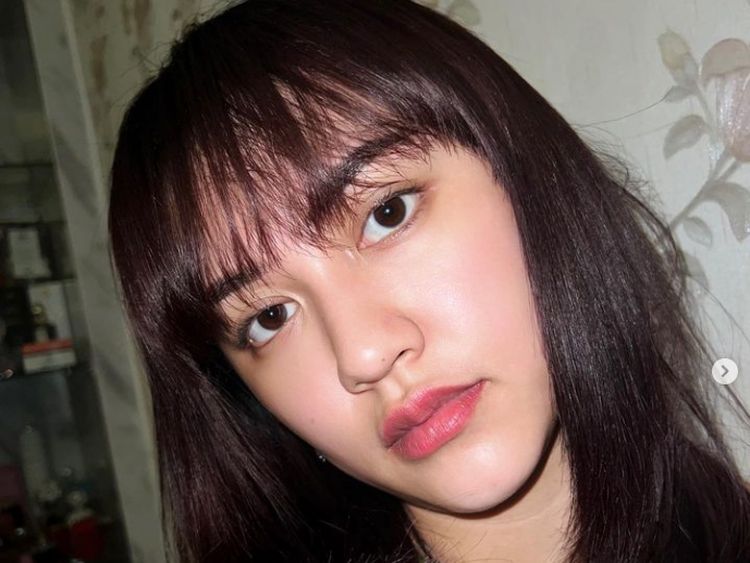 8 Gaya Happy Asmara dengan Model Poni Berbeda