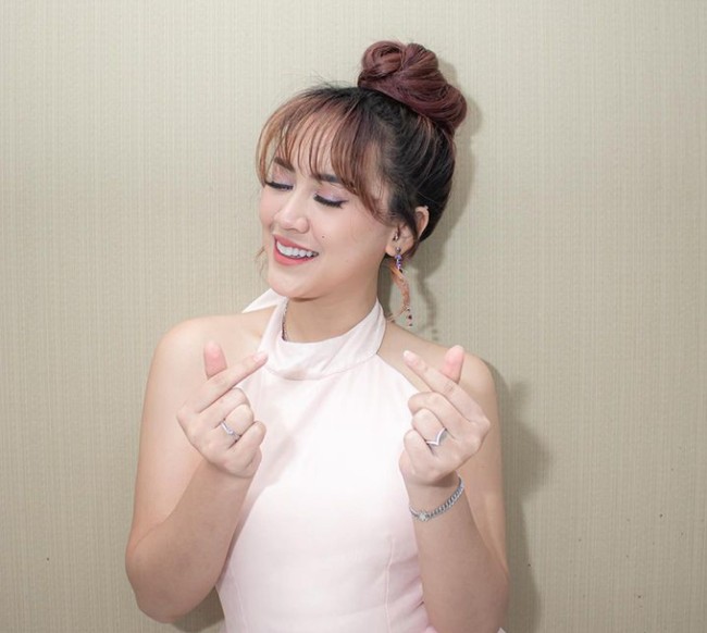 Perempuan asal Jawa Timur yang baru saja berusia 24 tahun itu dikena sebagai penyanyi sekaligus penulis lagu. Ia memiliki nama lengkap Heppy Rismanda Hendranata. Foto: Instagram @happy_asmara77