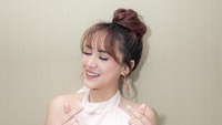 Gaya Happy Asmara dengan poni dan bagian belakangnya disanggul (di-posting Februari 2019)/Foto: Istimewa (dok.Instagram @@happy_asmara77)