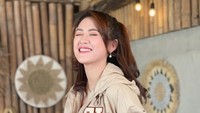 Gaya Happy Asmara dengan poni samping (di-posting November 2021)/Foto: Istimewa (dok.Instagram @@happy_asmara77)