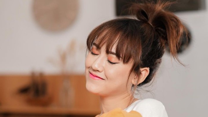 Happy Asmara merupakan salah satu penyanyi yang kerap tampil dengan poni. Seperti dikutip detikJatim dari akun Instagram pribadinya, @happy_asmara77.
