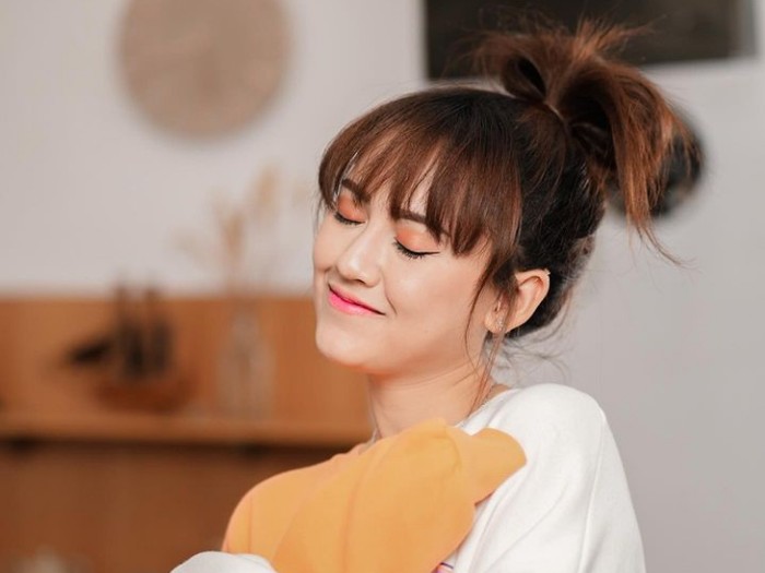 Happy Asmara merupakan salah satu penyanyi yang kerap tampil dengan poni. Seperti dikutip detikJatim dari akun Instagram pribadinya, @happy_asmara77.