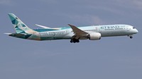 Boeing 787-10 Dreamliner milik Etihad Airways lepas landas dari Bandara El Part, Barcelona, Senin (29/5/2023).  