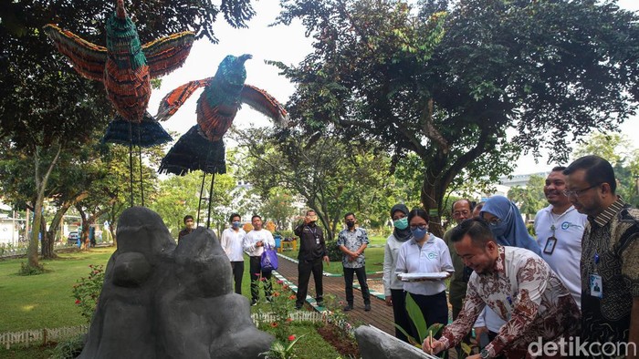 RSUP Fatmawati dan IKJ membuat patung burung kolibri dari ratusan pena insulin bekas. Begini bentuknya.
