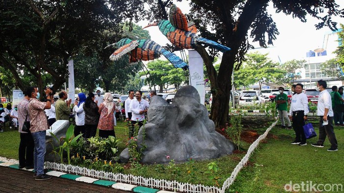 RSUP Fatmawati dan IKJ membuat patung burung kolibri dari ratusan pena insulin bekas. Begini bentuknya.
