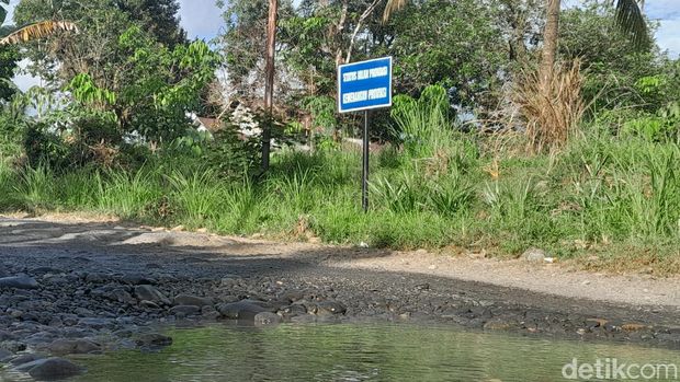 Jalan rusak di Bengkulu berubah jadi danau.