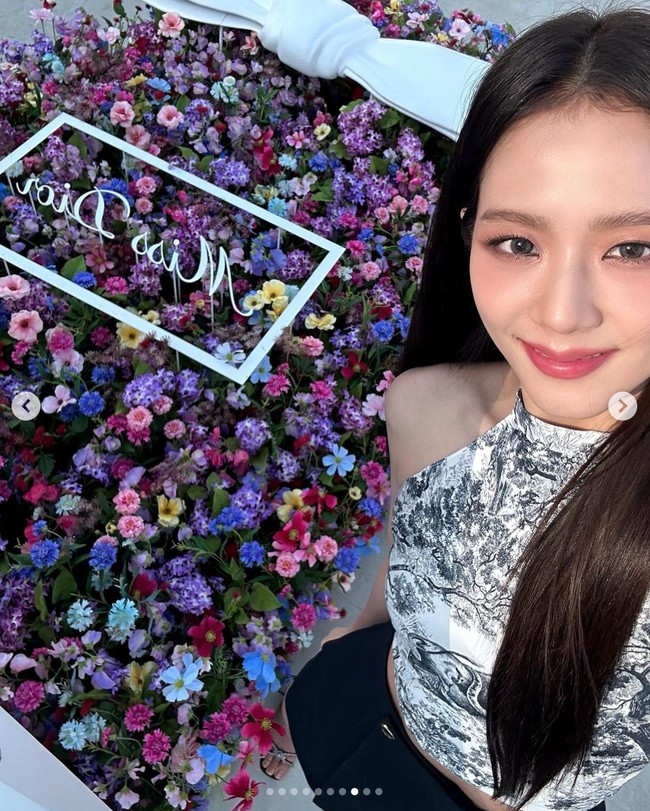 Lewat akun Instagram, Jisoo BLACKPINK membagikan fotonya di tengah hamparan bunga yang menjadi tema dekorasi Miss Dior Exhibition. Foto: Instagram