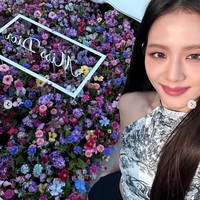 Lewat akun Instagram, Jisoo BLACKPINK membagikan fotonya di tengah hamparan bunga yang menjadi tema dekorasi Miss Dior Exhibition. Foto: Instagram