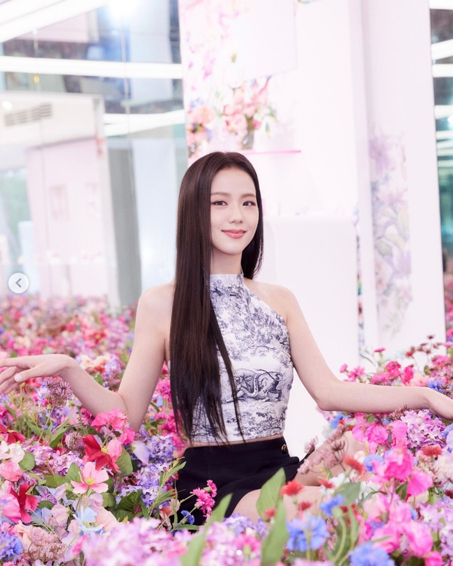 Meskipun diunggah pada 28 Mei, Jisoo BLACKPINK menghadiri pameran tersebut pada 3 Mei sebelum terbang ke Singapura untuk jadwal tur konser BORN PINK. Foto: Instagram