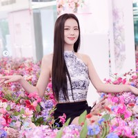 Meskipun diunggah pada 28 Mei, Jisoo BLACKPINK menghadiri pameran tersebut pada 3 Mei sebelum terbang ke Singapura untuk jadwal tur konser BORN PINK. Foto: Instagram