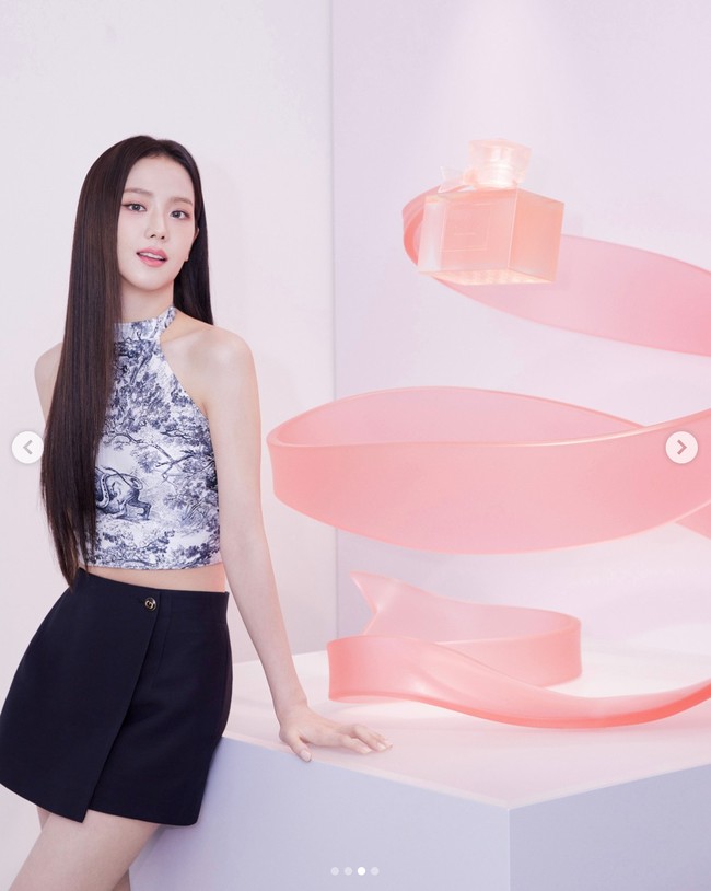 Atasan itu dipadukan dengan mini skirt berwarna navy blue dengan aksen kancing Christian Dior seharga $2,050 atau sekitar Rp 30 jutaan. Foto: Instagram