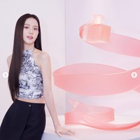 Atasan itu dipadukan dengan mini skirt berwarna navy blue dengan aksen kancing Christian Dior seharga $2,050 atau sekitar Rp 30 jutaan. Foto: Instagram