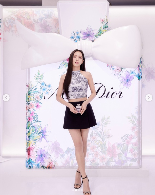 Visual grup BLACKPINK itu memakai Toile de Jouy Sauvage Silk Top seharga $950 atau seharga Rp 14,2 jutaan. Foto: Instagram