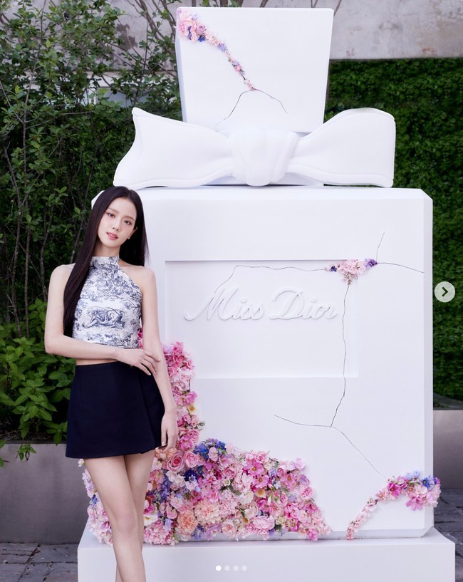 DIOR merilis foto terbaru Jisoo BLACKPINK saat menghadiri acara Miss Dior Exhibition di Seoul. Foto: Instagram