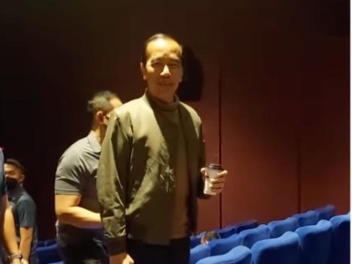 Jokowi dan Iriana nonton