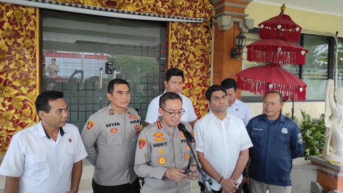 Kapolresta Denpasar Kombes Bambang Yugo Pamungkas bersama jajaran memberikan keterangan pers di kantornya, Selasa (30/5/2023).