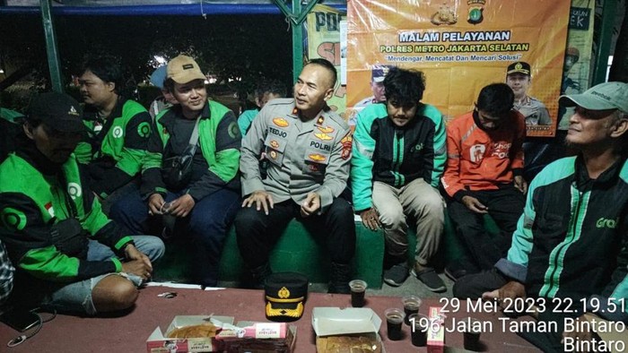 Kapolsek Pesanggrahan Kompol Tedjo Asmoro menampung keluhan para ojol.