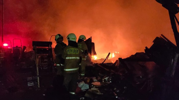 Kebakaran rumah semi permanen di Duren Sawit Jakarta Timur.